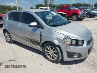2014 Chevrolet Sonic LT z VIN 1G1JC6SH8E4235238, wystawiony jako IAAI lot #42321789 z przebiegiem 109 068 mil mil oraz . Historia ofert i sprzedaży dostępna na DreamBid. Obrazek 1.