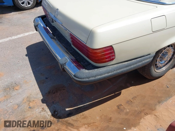 1981 Mercedes-Benz 380 380SL with VIN WDBBA45A0BB004442, listed as a IAAI auction lot 42124354 with 177,453 mi miles. Bid and sale history available at carsss.com. Image 6.