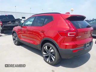 2025 Volvo XC40 Ultimate Dark Theme z VIN YV4L12UM3S2529546, wystawiony jako IAAI lot #42270947 z przebiegiem 787 mil mil oraz . Historia ofert i sprzedaży dostępna na DreamBid. Obrazek 3.