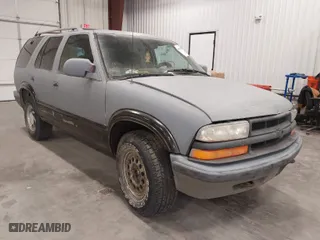 2000 Chevrolet Blazer LT with VIN 1GNDT13W2Y2338828, listed as a IAAI auction lot 41182896 with 259,381 mi miles. Bid and sale history available at carsss.com. Image 1.
