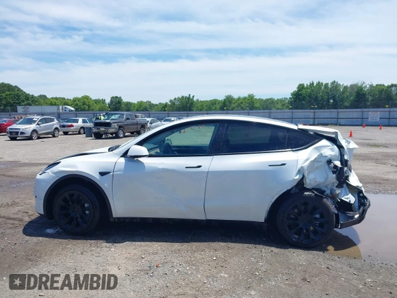 2023 Tesla Model Y Long Range z VIN 7SAYGDEE9PF753051, wystawiony jako IAAI lot #39615839 z przebiegiem Nie podano mil oraz . Historia ofert i sprzedaży dostępna na DreamBid. Obrazek 13.