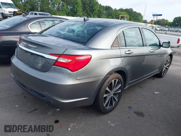 2012 Chrysler 200 Touring z VIN 1C3CCBBG5CN264045, wystawiony jako IAAI lot #42500711 z przebiegiem 176 135 mil mil oraz . Historia ofert i sprzedaży dostępna na DreamBid. Obrazek 4.