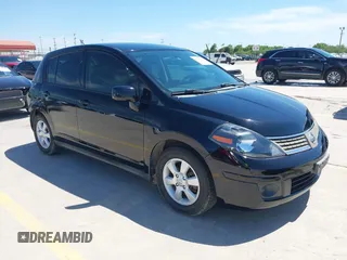 2008 Nissan Versa S z VIN 3N1BC13E28L411219, wystawiony jako IAAI lot #42238766 z przebiegiem 154 373 mil mil oraz . Historia ofert i sprzedaży dostępna na DreamBid. Obrazek 1.