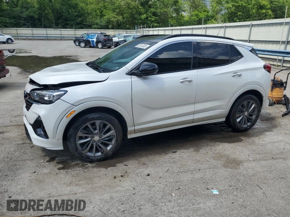 2021 Buick Encore GX Essence с VIN KL4MMGSL9MB166902, выставлен на аукционе Copart как лот 62813305 с пробегом 52 591 миль миль и Списание • Salvage title. История ставок и продаж доступна на DreamBid. Изображение 1.