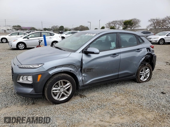 2021 Hyundai Kona SE z VIN KM8K12AAXMU610006, wystawiony jako Copart lot #50434295 z przebiegiem 43 853 mil mil oraz Szkoda całkowita • Salvage title. Historia ofert i sprzedaży dostępna na DreamBid. Obrazek 1.