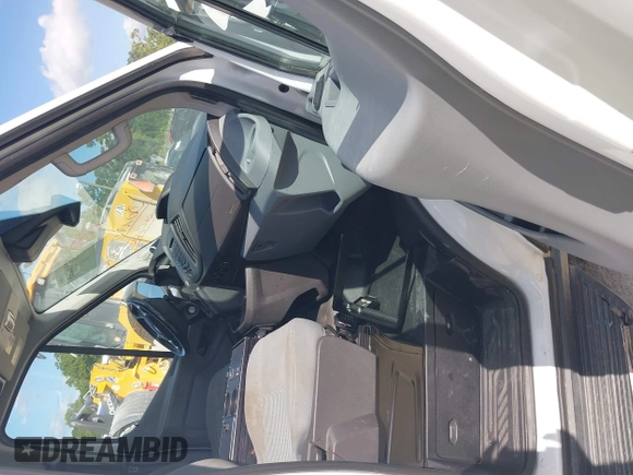 2019 Ford Transit z VIN 1FTYR2CM9KKB07381, wystawiony jako IAAI lot #42506233 z przebiegiem 96 311 mil mil oraz . Historia ofert i sprzedaży dostępna na DreamBid. Obrazek 5.