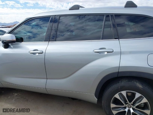 2021 Toyota Highlander XLE with VIN 5TDHZRBHXMS114705, listed as a IAAI auction lot 41324103 with 57,552 mi miles. Bid and sale history available at carsss.com. Image 15.
