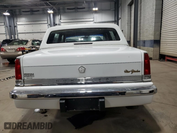 1991 Chrysler New Yorker z VIN 1C3XY66R1MD290977, wystawiony jako Copart lot #83359124 z przebiegiem 98 611 mil mil oraz Szkoda całkowita • Salvage title. Historia ofert i sprzedaży dostępna na DreamBid. Obrazek 6.