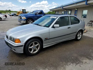 1996 BMW 3 Series 318ti z VIN WBACG8326TAU38375, wystawiony jako Copart lot #58933185 z przebiegiem 207 661 mil mil oraz Szkoda całkowita • Salvage title. Historia ofert i sprzedaży dostępna na DreamBid. Obrazek 1.