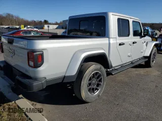 2023 Jeep Gladiator Overland z VIN 1C6HJTFG7PL531752, wystawiony jako Copart lot #52605025 z przebiegiem 55 483 mil mil oraz Czysty tytuł • Clean title. Historia ofert i sprzedaży dostępna na DreamBid. Obrazek 3.