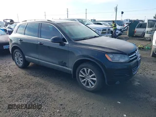 2013 Volkswagen Touareg Exec с VIN WVGEF9BP9DD000673, выставлен на аукционе IAAI как лот 41409997 с пробегом 73 964 миль миль и . История ставок и продаж доступна на DreamBid. Изображение 1.