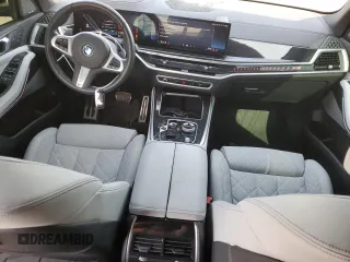 2024 BMW X5 xDrive50e z VIN 5UX43EU09R9U51760, wystawiony jako Copart lot #49055155 z przebiegiem 7199 mil mil oraz Szkody całkowita. Historia ofert i sprzedaży dostępna na DreamBid. Obrazek 8.