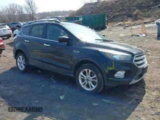 2018 Ford Escape SE z VIN 1FMCU9GD0JUC37141, wystawiony jako IAAI lot #41780730 z przebiegiem 117 990 mil mil oraz . Historia ofert i sprzedaży dostępna na DreamBid. Obrazek 1.