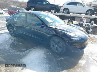 2023 Tesla Model 3 z VIN 5YJ3E1EA5PF563496, wystawiony jako IAAI lot #41541727 z przebiegiem 20 375 mil mil oraz . Historia ofert i sprzedaży dostępna na DreamBid. Obrazek 1.