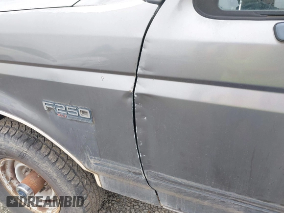 1993 Ford F-250 z VIN 1FTHX26G9PKB42392, wystawiony jako IAAI lot #42320912 z przebiegiem Nie podano mil oraz . Historia ofert i sprzedaży dostępna na DreamBid. Obrazek 6.