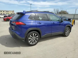 2024 Toyota Corolla Cross XLE z VIN 7MUDAAAG0RV115018, wystawiony jako Copart lot #49110885 z przebiegiem 2764 mil mil oraz Tytuł czysty. Historia ofert i sprzedaży dostępna na DreamBid. Obrazek 3.