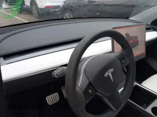 2022 Tesla Model Y Performance z VIN 7SAYGDEF6NF511436, wystawiony jako IAAI lot #42078122 z przebiegiem 44 006 mil mil oraz . Historia ofert i sprzedaży dostępna na DreamBid. Obrazek 19.