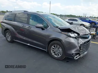 2024 Toyota Sienna XLE z VIN 5TDJRKEC7RS219623, wystawiony jako IAAI lot #42318924 z przebiegiem 23 864 mil mil oraz . Historia ofert i sprzedaży dostępna na DreamBid. Obrazek 1.