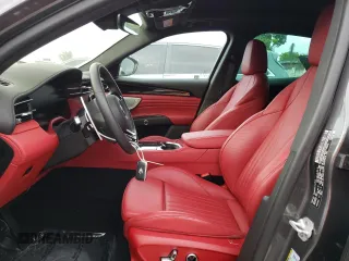 2023 Maserati Grecale Modena z VIN ZN682AVMXP7429614, wystawiony jako Copart lot #81704133 z przebiegiem 836 mil mil oraz . Historia ofert i sprzedaży dostępna na DreamBid. Obrazek 7.