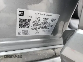 2023 Buick Encore GX Select z VIN KL4MMDSL6PB066405, wystawiony jako Copart lot #59940995 z przebiegiem 26 385 mil mil oraz Czysty tytuł • Clean title. Historia ofert i sprzedaży dostępna na DreamBid. Obrazek 13.