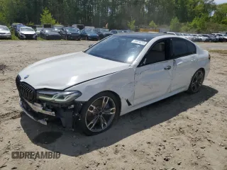 2021 BMW 5 Series M550i xDrive z VIN WBA13BK02MCF29815, wystawiony jako Copart lot #55974215 z przebiegiem 56 038 mil mil oraz Czysty tytuł • Clean title. Historia ofert i sprzedaży dostępna na DreamBid. Obrazek 1.