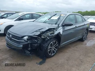 2024 Volkswagen Jetta Sport z VIN 3VWBM7BUXRM034024, wystawiony jako IAAI lot #42242892 z przebiegiem 7 996 mil mil oraz . Historia ofert i sprzedaży dostępna na DreamBid. Obrazek 18.