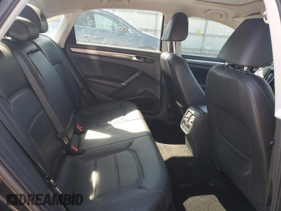 2018 Volkswagen Passat SE z VIN 1VWBA7A33JC032736, wystawiony jako Copart lot #48793675 z przebiegiem 171 726 mil mil oraz Szkoda całkowita • Salvage title. Historia ofert i sprzedaży dostępna na DreamBid. Obrazek 10.