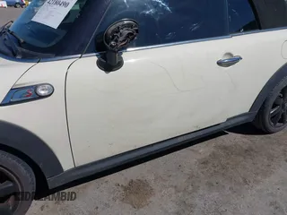 2010 MINI Convertible S z VIN WMWMS3C59ATY09465, wystawiony jako IAAI lot #42180490 z przebiegiem 112 343 mil mil oraz . Historia ofert i sprzedaży dostępna na DreamBid. Obrazek 6.