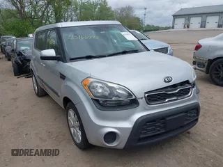 2013 Kia Soul + z VIN KNDJT2A63D7761273, wystawiony jako IAAI lot #42166793 z przebiegiem 134 647 mil mil oraz . Historia ofert i sprzedaży dostępna na DreamBid. Obrazek 1.