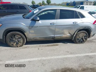 2024 Volkswagen Atlas SE z VIN 1V2KE2CA3RC243791, wystawiony jako IAAI lot #42037645 z przebiegiem 24 932 mil mil oraz . Historia ofert i sprzedaży dostępna na DreamBid. Obrazek 6.