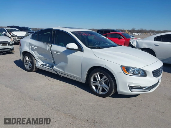2015 Volvo S60 T5 Drive-E Premier z VIN YV140MFKXF1351769, wystawiony jako IAAI lot #41392860 z przebiegiem 56 920 mil mil oraz . Historia ofert i sprzedaży dostępna na DreamBid. Obrazek 1.