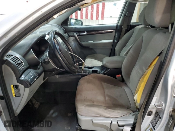 2014 Kia Sorento LX z VIN 5XYKTCA65EG488917, wystawiony jako Copart lot #57613445 z przebiegiem 180 621 mil mil oraz Szkoda całkowita • Salvage title. Historia ofert i sprzedaży dostępna na DreamBid. Obrazek 7.