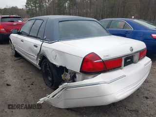 1999 Mercury Grand Marquis GS z VIN 2MEFM74W9XX622371, wystawiony jako IAAI lot #41721054 z przebiegiem 131 724 mil mil oraz . Historia ofert i sprzedaży dostępna na DreamBid. Obrazek 3.