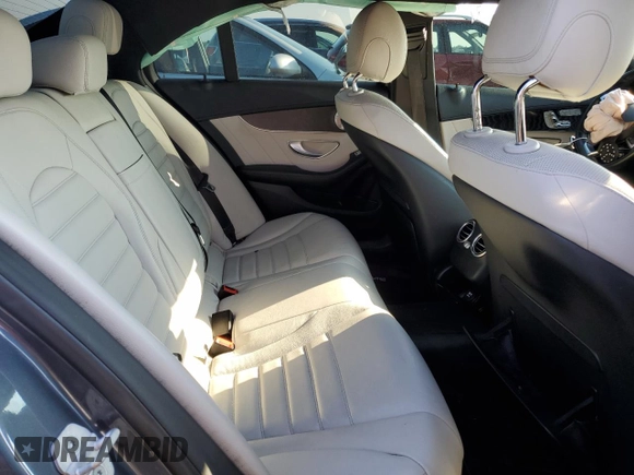 2015 Mercedes-Benz C 300 Luxury z VIN 55SWF4KB3FU018984, wystawiony jako Copart lot #62486905 z przebiegiem Nie podano mil oraz Szkoda całkowita • Salvage title. Historia ofert i sprzedaży dostępna na DreamBid. Obrazek 10.