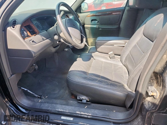 2002 Lincoln Town Car Executive with VIN 1L1FM81W02Y635348, listed as a Copart auction lot 61639325 with 88,597 mi miles and Clean title. Bid and sale history available at DreamBid. Image 7.