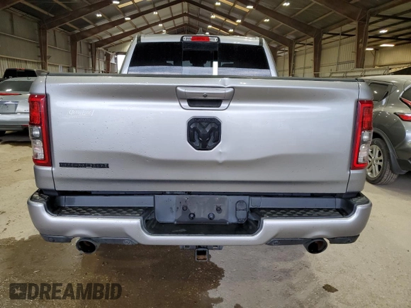 2021 Ram 1500 Big Horn z VIN 1C6RREFT7MN708516, wystawiony jako Copart lot #57719405 z przebiegiem 65 000 mil mil oraz Szkoda całkowita • Salvage title. Historia ofert i sprzedaży dostępna na DreamBid. Obrazek 6.