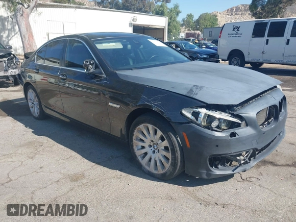 2015 BMW 5 Series 550i z VIN WBAKN9C53FD682327, wystawiony jako IAAI lot #42314810 z przebiegiem 131 794 mil mil oraz . Historia ofert i sprzedaży dostępna na DreamBid. Obrazek 1.