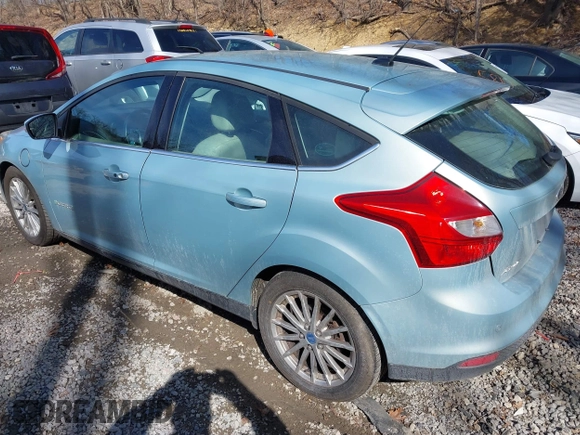 2013 Ford Focus Electric z VIN 1FADP3R49DL217920, wystawiony jako IAAI lot #41875577 z przebiegiem 83 866 mil mil oraz . Historia ofert i sprzedaży dostępna na DreamBid. Obrazek 3.