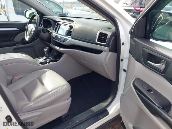 2015 Toyota Highlander XLE with VIN 5TDJKRFH9FS213261, listed as a IAAI auction lot 41810464 with 112,199 mi miles. Bid and sale history available at carsss.com. Image 5.