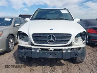 2004 Mercedes-Benz M 350 z VIN 4JGAB57E04A502211, wystawiony jako IAAI lot #39441932 z przebiegiem Nie podano mil oraz . Historia ofert i sprzedaży dostępna na DreamBid. Obrazek 6.