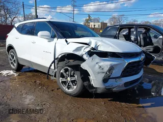 2025 Chevrolet Blazer LT z VIN 3GNKBCR48SS166845, wystawiony jako IAAI lot #41658044 z przebiegiem 820 mil mil oraz . Historia ofert i sprzedaży dostępna na DreamBid. Obrazek 1.