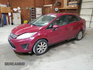 2011 Ford Fiesta SE z VIN 3FADP4BJ2BM175821, wystawiony jako Copart lot #57212145 z przebiegiem 290 757 mil mil oraz Czysty tytuł • Clean title. Historia ofert i sprzedaży dostępna na DreamBid. Obrazek 1.