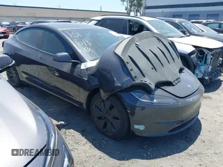 2025 Tesla Model 3 Long Range z VIN 5YJ3E1EA5SF915047, wystawiony jako IAAI lot #42265727 z przebiegiem 12 007 mil mil oraz . Historia ofert i sprzedaży dostępna na DreamBid. Obrazek 1.