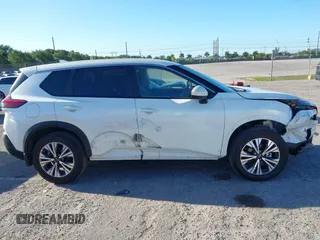 2023 Nissan Rogue SV z VIN JN8BT3BA3PW437865, wystawiony jako IAAI lot #41834250 z przebiegiem 8 725 mil mil oraz . Historia ofert i sprzedaży dostępna na DreamBid. Obrazek 14.