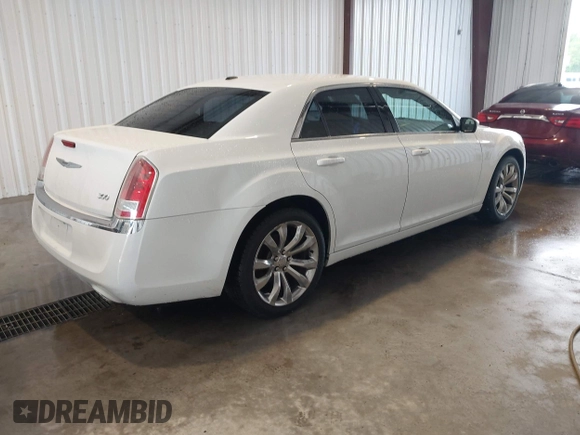 2014 Chrysler 300 z VIN 2C3CCAAG8EH381206, wystawiony jako IAAI lot #42279538 z przebiegiem 136 796 mil mil oraz . Historia ofert i sprzedaży dostępna na DreamBid. Obrazek 4.