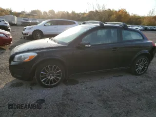 2011 Volvo C30 z VIN YV1672MK6B2239194, wystawiony jako Copart lot #77458954 z przebiegiem 149 027 mil mil oraz Tytuł czysty. Historia ofert i sprzedaży dostępna na DreamBid. Obrazek 1.