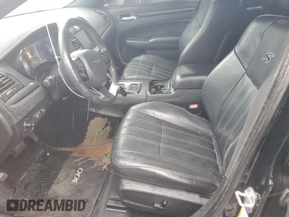 2015 Chrysler 300 S z VIN 2C3CCABG9FH780710, wystawiony jako Copart lot #57951145 z przebiegiem 126 268 mil mil oraz Szkoda całkowita • Salvage title. Historia ofert i sprzedaży dostępna na DreamBid. Obrazek 7.