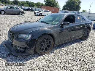 2019 Chrysler 300 S z VIN 2C3CCABT8KH580442, wystawiony jako Copart lot #57158165 z przebiegiem Nie podano mil oraz Nie do naprawy • Non repairable. Historia ofert i sprzedaży dostępna na DreamBid. Obrazek 1.