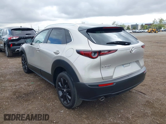 2024 Mazda CX-30 S Select Sport z VIN 3MVDMBBM3RM664352, wystawiony jako IAAI lot #42190340 z przebiegiem 10 068 mil mil oraz . Historia ofert i sprzedaży dostępna na DreamBid. Obrazek 3.