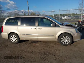 2015 Chrysler Town & Country Touring with VIN 2C4RC1BG8FR537647, listed as a IAAI auction lot 41888638 with 146,866 mi miles. Bid and sale history available at carsss.com. Image 13.
